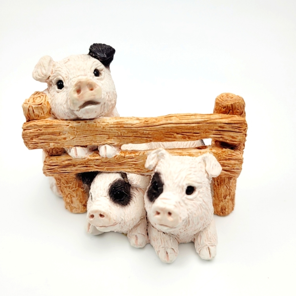 United Design Stone Critters  Pigs N Fence SC-225